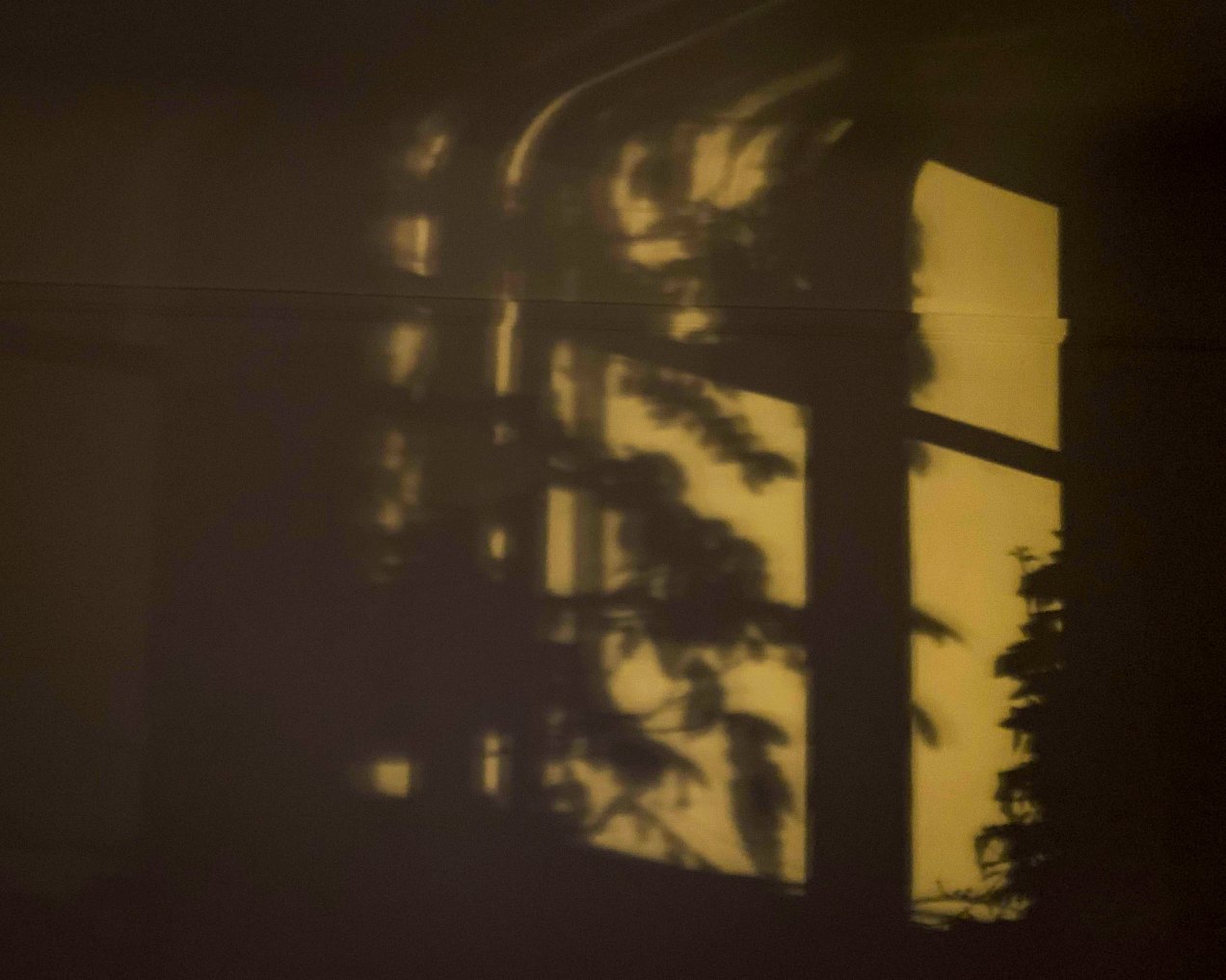 Projection des réverbères sur le balcon, Paris, ruedes Saules, gildalliere, 2019