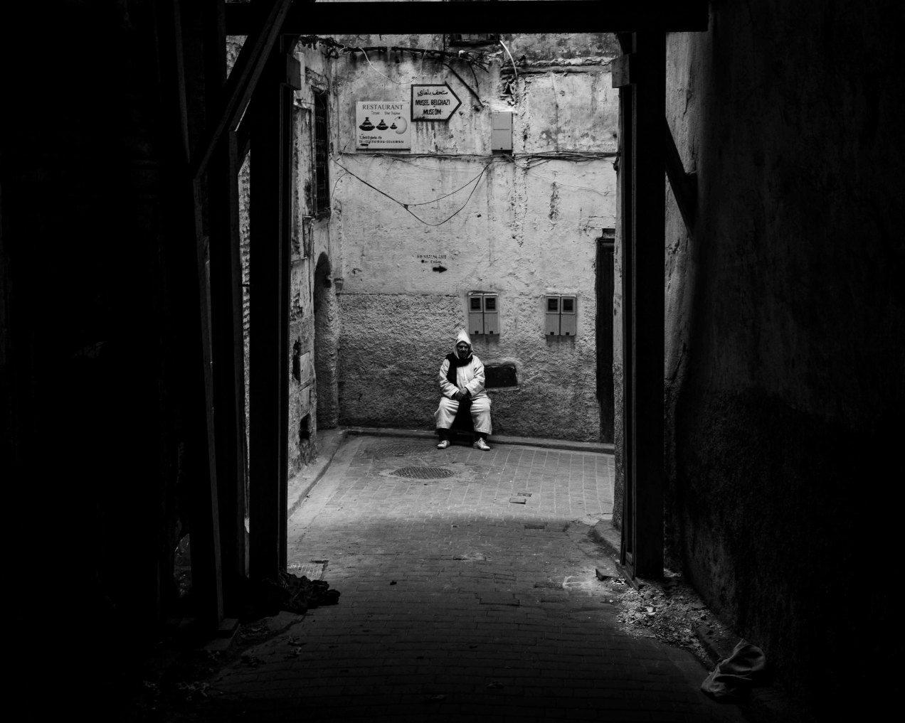 Pause en burnou, Fès, Médina, Maroc, gildalliere, 2020